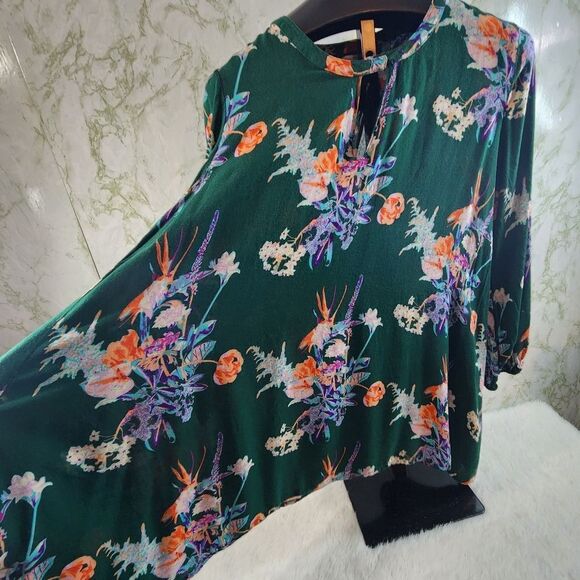 WORLD MARKET Beautiful Floral Top - Picture 7 of 11